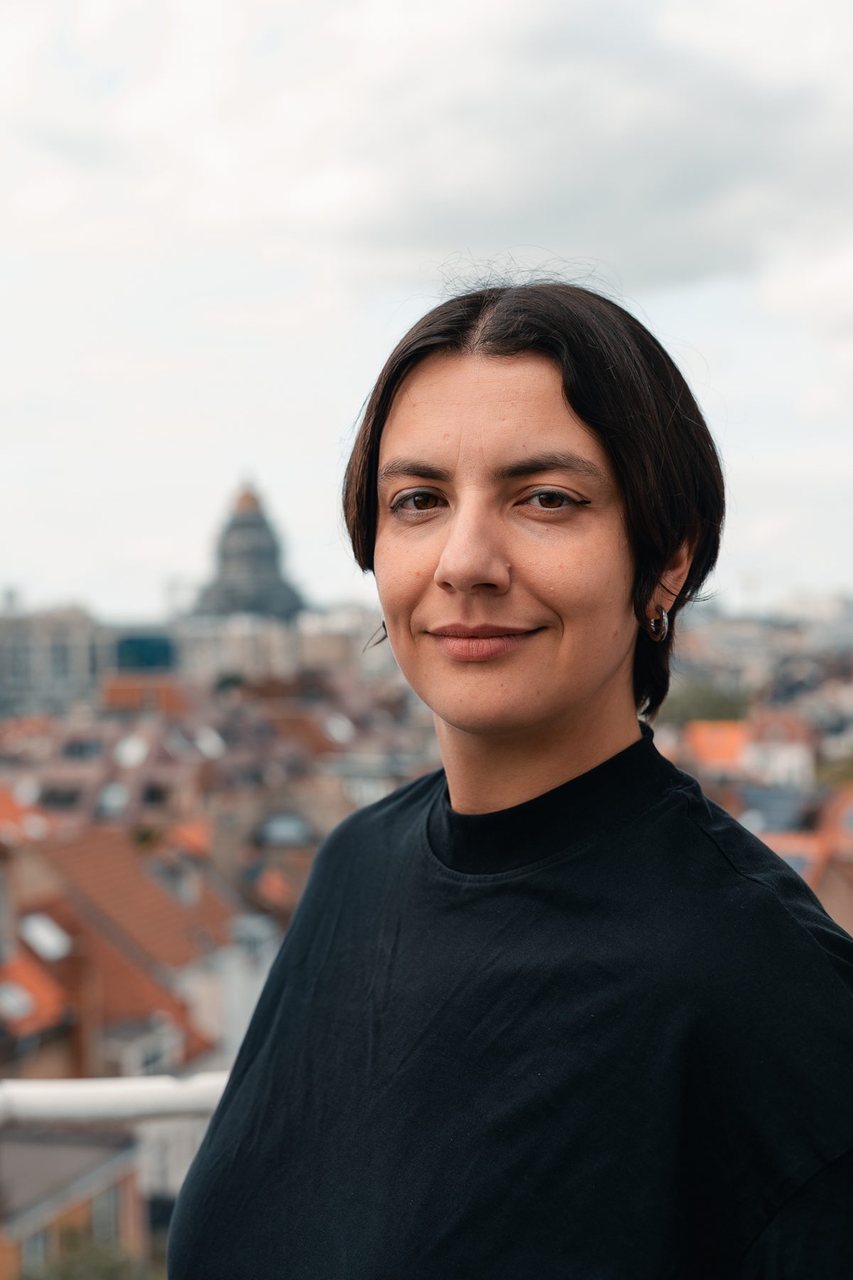 Portret van Sara Dziri boven de daken van Brussel